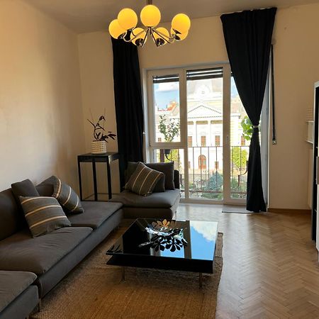 Airy & Beautiful Downtown Apartment Бухарест Экстерьер фото