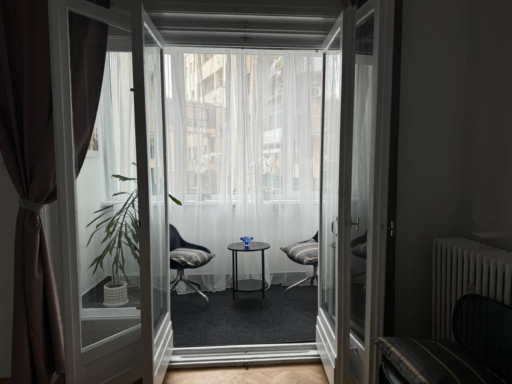 Airy & Beautiful Downtown Apartment Бухарест Экстерьер фото