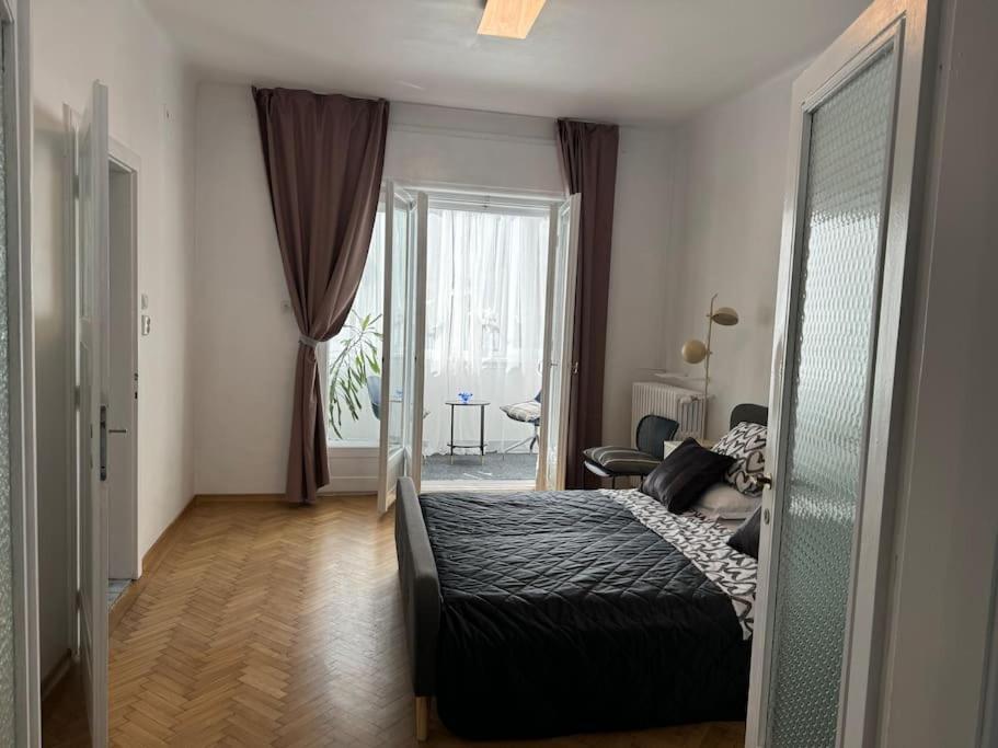Airy & Beautiful Downtown Apartment Бухарест Экстерьер фото
